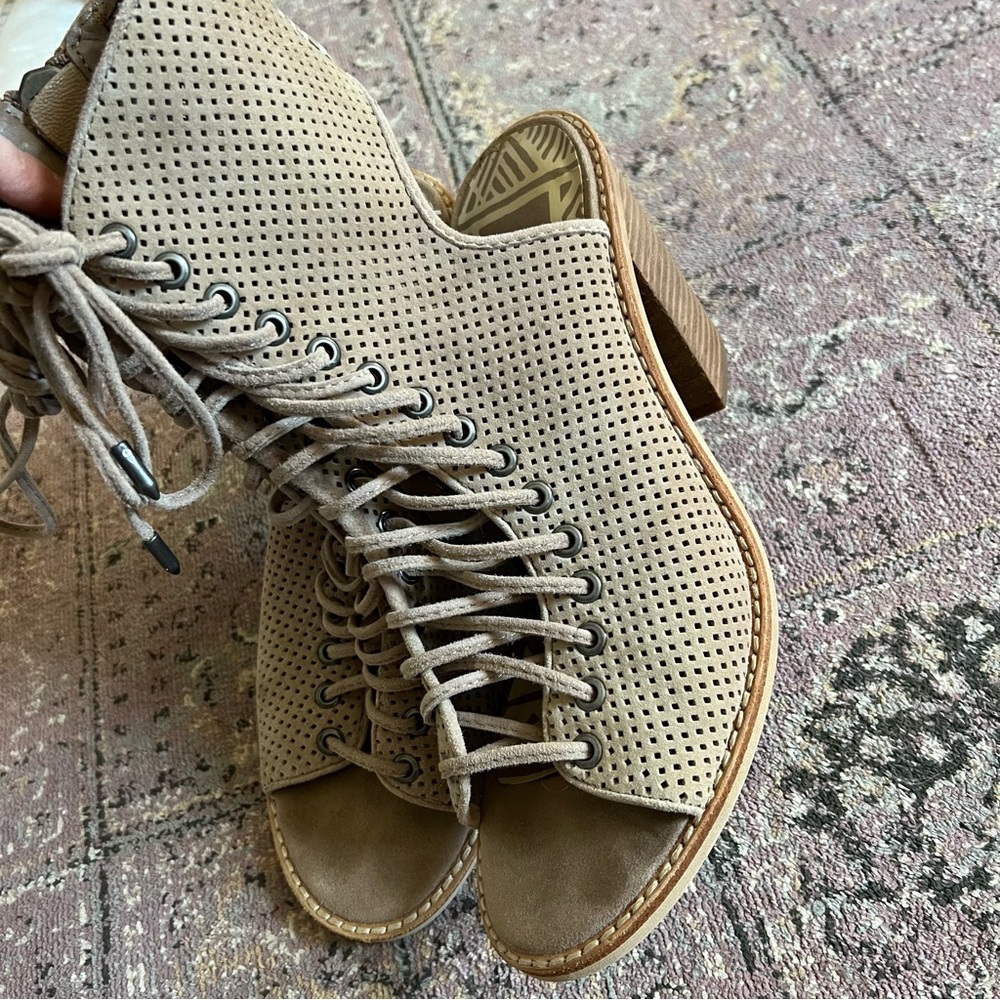 Dolce Vita Lira Sandal 7.5 Taupe Tan Heel Lace Up Zipper - Picture 4 of 9